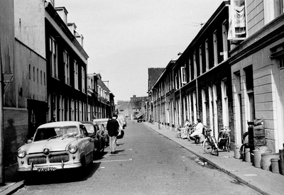 57837 Gezicht in de Harpstraat te Utrecht, uit het zuidwesten met rechts de huizen nrs. 1-hoger en links de huizen nrs. ...